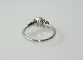 Vintage witgouden ring met cultivé parel en 8 single cut diamanten