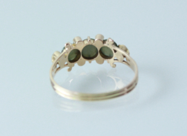 Fraaie Art Nouveau gouden ring met groene kattenoog (chrysoberyl) en zaadparels