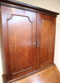 Antieke secretaire met boekenopstand, 18e eeuw.