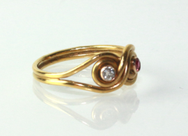 Antieke 20 karaat gouden ring met diamant en robijn