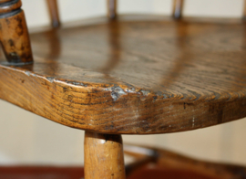 Twee Engelse Windsor Smokers chairs