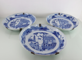 Drie Chinees porseleinen borden, Kangxi 1661-1722