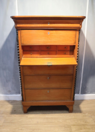 Antieke chiffonière met bureaugedeelte
