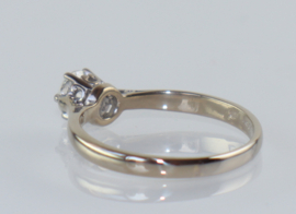 Antieke 18 karaat gouden ring met solitair diamant.