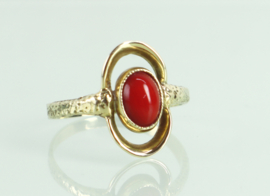 Vintage gouden ring met bloedkoraal