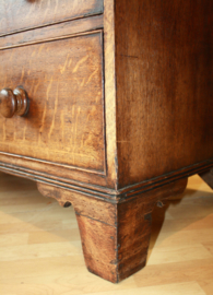 Antieke Engelse commode met schrijfcompartiment