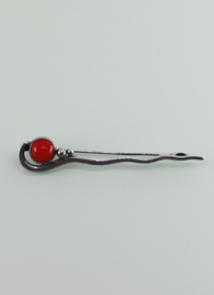 Gehamerde zilveren broche bloedkoraal Art Deco ca. 1930