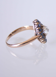 Antieke rosé-gouden ring met roosgeslepen diamant en saffieren