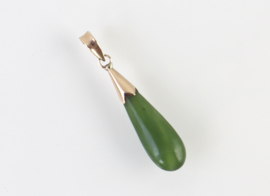 Gouden hanger met druppelvormige jade