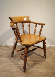 Antieke Engelse captainchair, 19e  eeuw.