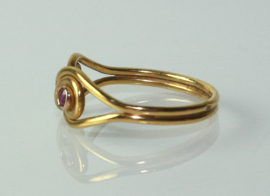 Antieke 20 karaat gouden ring met diamant en robijn