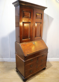 Antieke Engelse secretaire met boekenopstand, 18e eeuw.