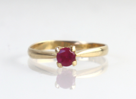 18 karaat gouden ring met solitair robijn