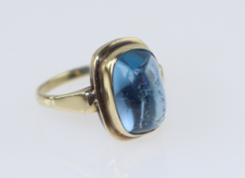 Antieke gouden ring met cabochon aquamarijn glas