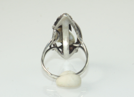 Antieke zilveren Jugendstil ring met bladmotieven en parelmoer