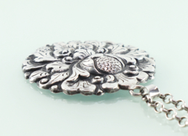 Zilveren Djokja hanger aan collier ca. 1930