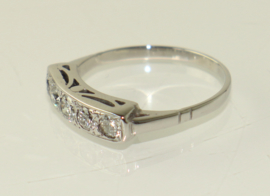 Witgouden Art Deco rijring met vijf oudslijpsel diamanten
