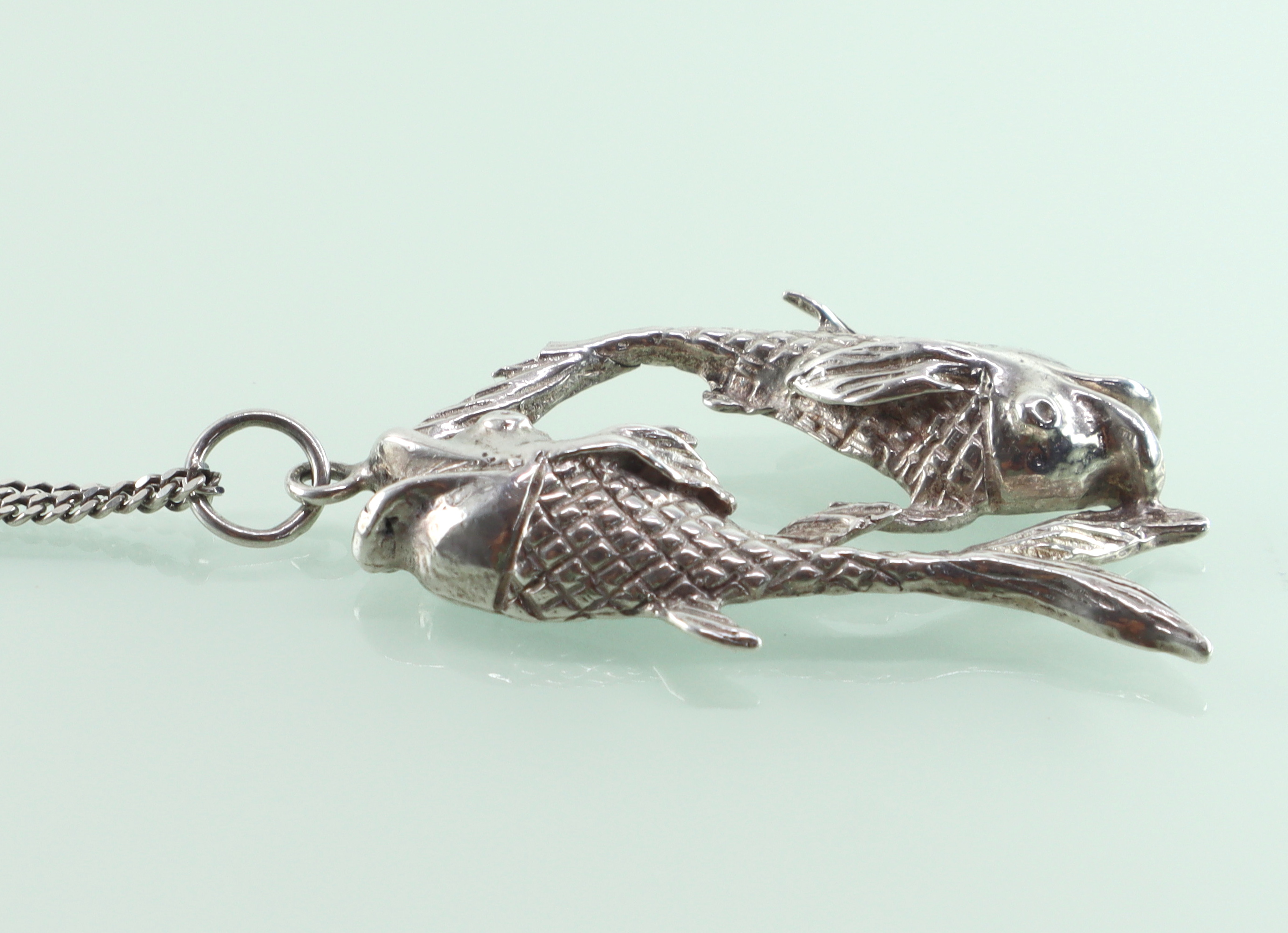 Grote vintage hanger vissen aan collier