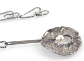 Grote organische zilveren hanger met parel aan collier