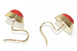 Vintage 14 karaat gouden oorbellen met cabuchon geslepen bloedkoraal