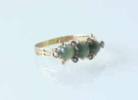 Fraaie Art Nouveau gouden ring met groene kattenoog (chrysoberyl) en zaadparels