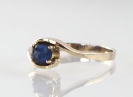 Antieke roodgouden ring met saffier
