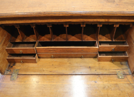 Antieke Engelse commode met schrijfcompartiment