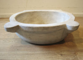 Oude marmeren wijwaterbak