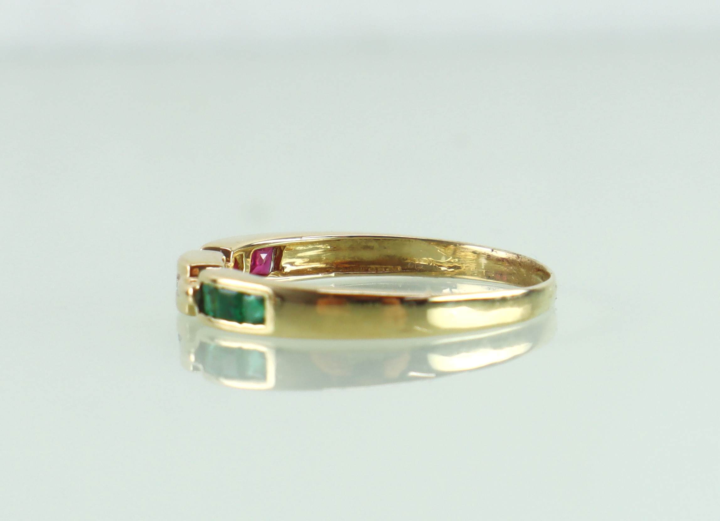 Gouden ring 18 karaat diamant, robijn, smaragd
