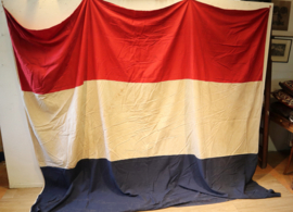 Grote oude Nederlandse vlag met wimpels