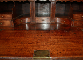 Antiek Engels bureau met opstand,  18e eeuw.