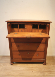 Antieke Hollandse commode met schrijfcompartiment