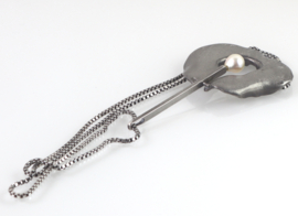 Grote organische zilveren hanger met parel aan collier