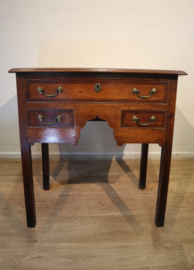 Antiek Engels wandtafeltje, lowboy 18e eeuw