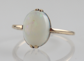 Antieke gouden ring met fraaie opaal