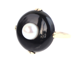 Antieke Art Deco gouden ring met onyx en parel.