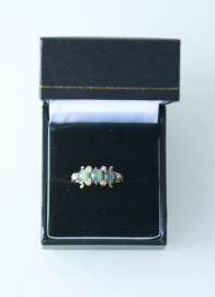 Fraaie Art Nouveau gouden ring met groene kattenoog (chrysoberyl) en zaadparels