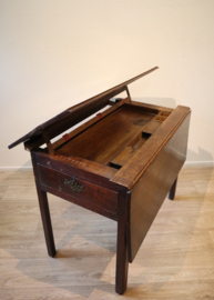 Antiek tekentafeltje, sidetable