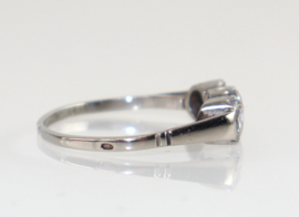 Schitterende Art Deco witgouden ring met drie diamanten.