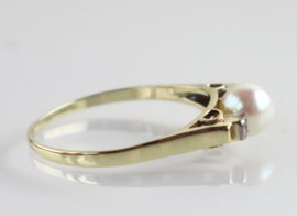 Vintage geelgouden ring met parel en twee diamantjes