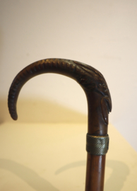 Antieke wandelstok met handvat geitenkop