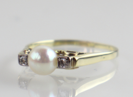 Vintage geelgouden ring met parel en twee diamantjes