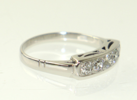 Witgouden Art Deco rijring met vijf oudslijpsel diamanten