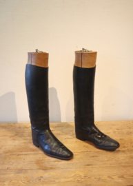 Antiek lederen laarzen met houten mal