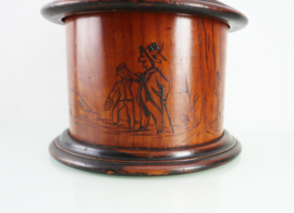Antieke houten tabakspot met decoratie