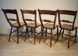 Vier antieke Scroll Back Windsorstoelen