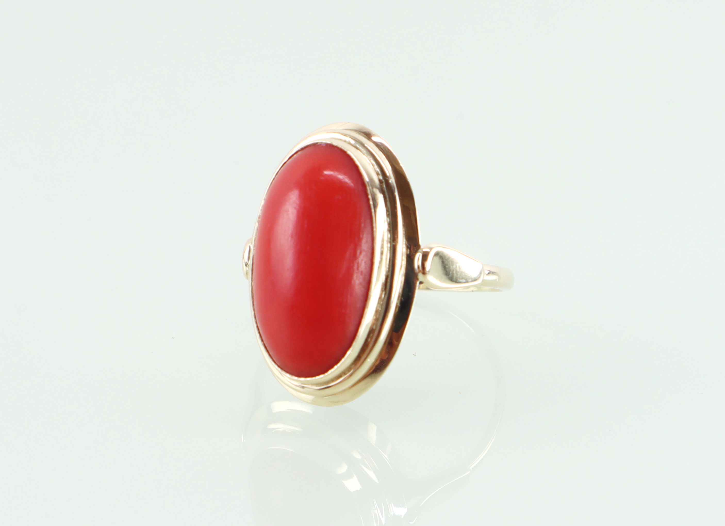 Vintage gouden ring met bloedkoraal