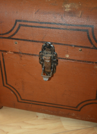Antieke reiskoffer met houten banden