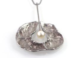 Grote organische zilveren hanger met parel aan collier