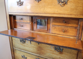 Antieke chiffonière met bureaugedeelte